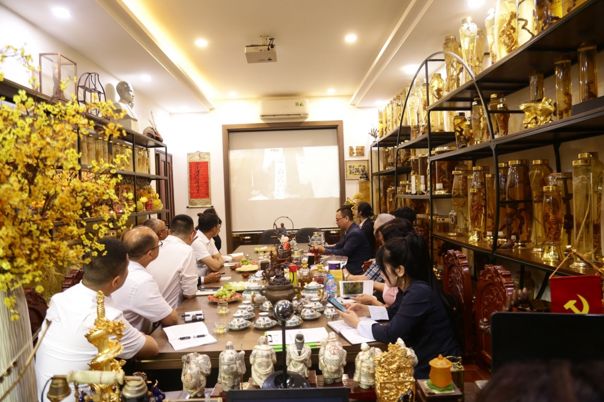 Hai bên cùng xem phóng sự về thành tựu của Trung tâm nghiên cứu tam thất thuộc Học viện Vân Sơn