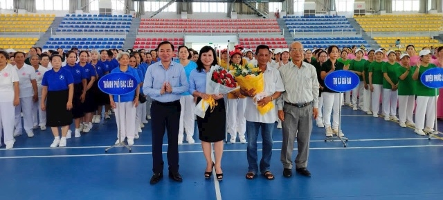 Ông Phan Thanh Duy, Phó Chủ tịch UBND tỉnh, Trưởng Ban công tác NCT tỉnh (bên trái) tặng hoa cho các  đội tham dự  Hội thao NCT tỉnh Bạc Liêu năm 2023.