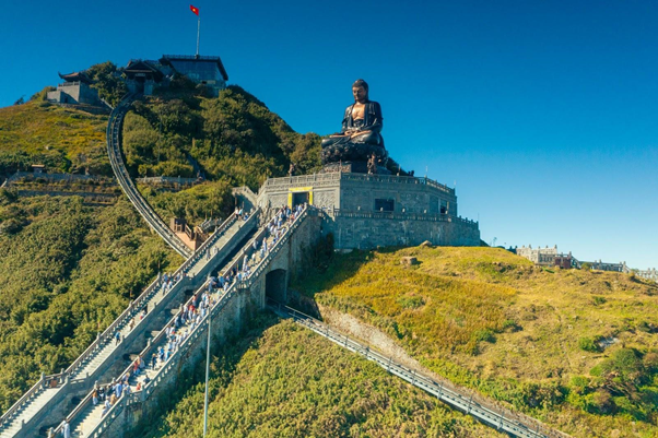 Fansipan được “thắp sáng” trong lễ vía Quán Thế Âm Bồ Tát xuất gia