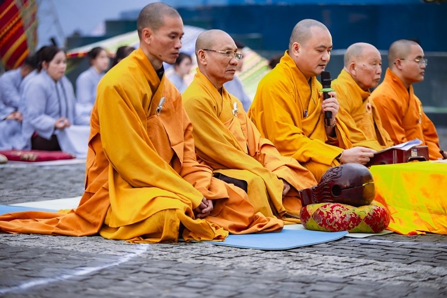 Fansipan được “thắp sáng” trong lễ vía Quán Thế Âm Bồ Tát xuất gia