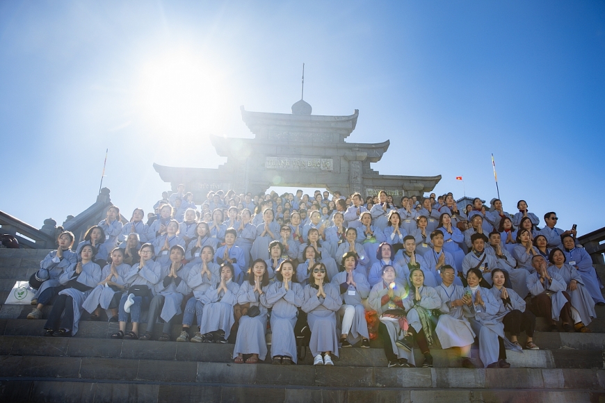 Fansipan được “thắp sáng” trong lễ vía Quán Thế Âm Bồ Tát xuất gia