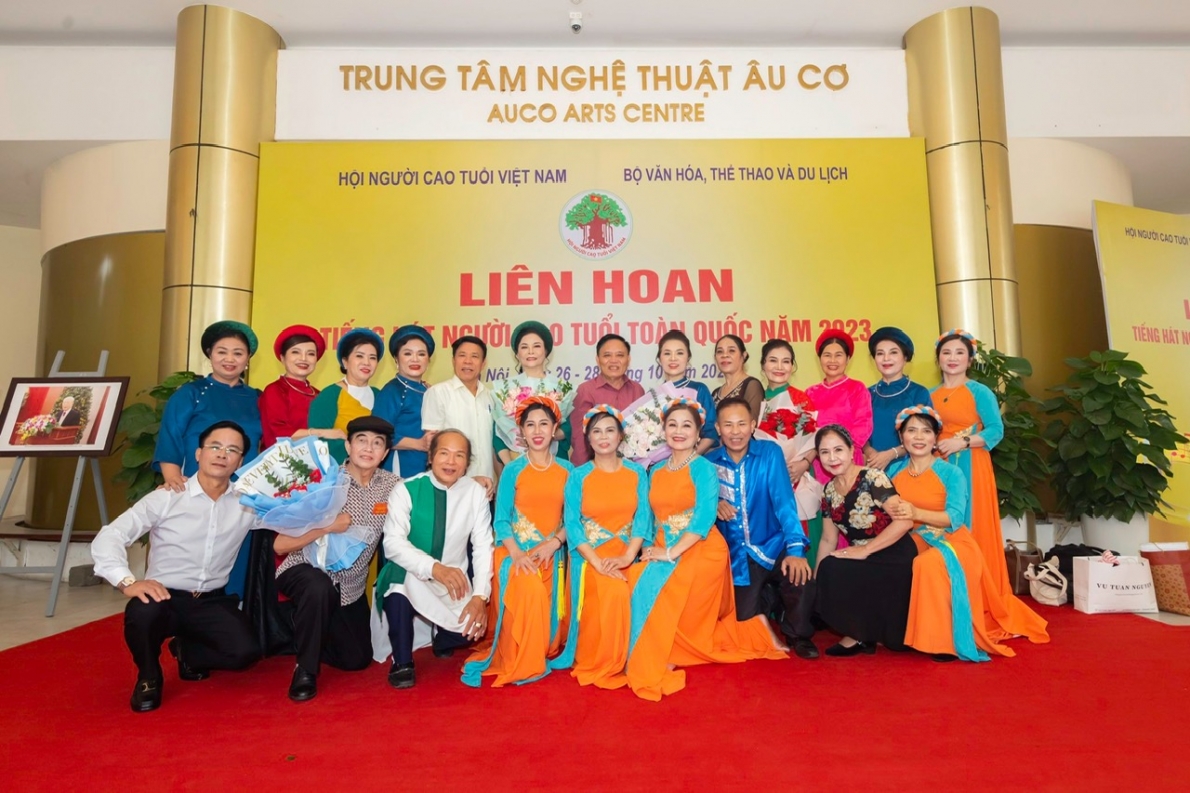 Đoàn Nghệ thuật quần chúng NCT tỉnh Hà Tĩnh chụp ảnh lưu niệm