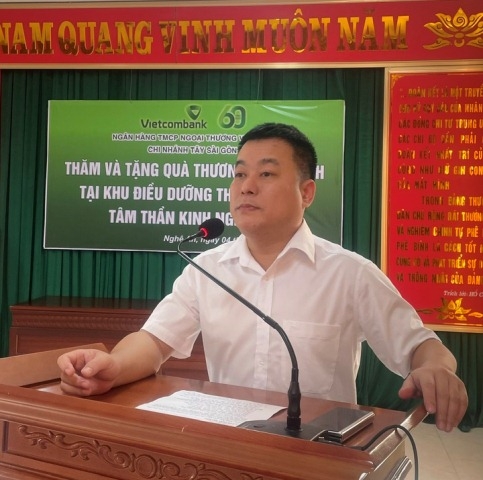 Tặng quà cho các thương, bệnh binh và thân nhân Người có công với cách mạng tỉnh Nghệ An