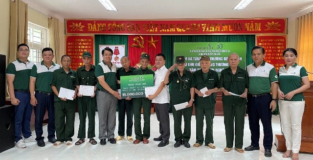 Tặng quà cho các thương, bệnh binh và thân nhân Người có công với cách mạng tỉnh Nghệ An