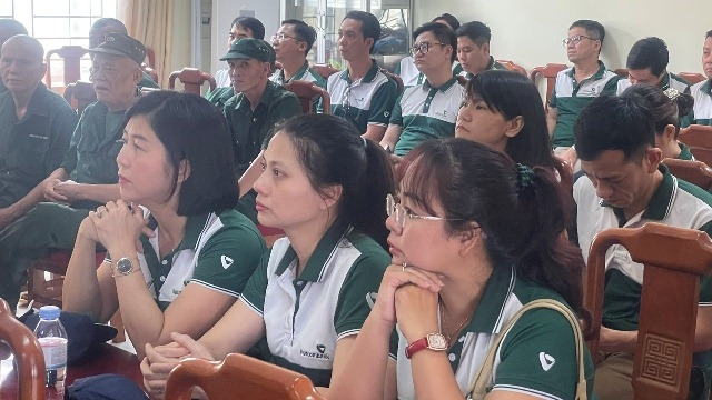 Tặng quà cho các thương, bệnh binh và thân nhân Người có công với cách mạng tỉnh Nghệ An