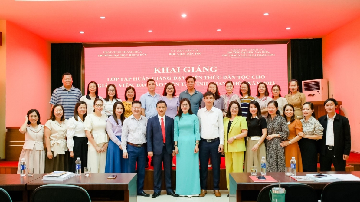 Khai giảng lớp tập huấn giảng dạy kiến thức dân tộc cho giảng viên, báo cáo viên