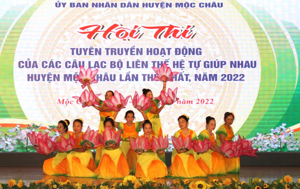 Tiết mục văn nghệ của NCT huyện Mộc Châu, tỉnh Sơn La
