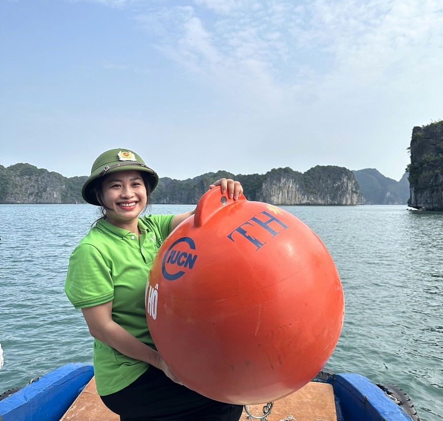 Cán bộ nhân viên Tập đoàn TH trực tiếp tham gia thả phao neo tại khu vực biển Giỏ Cùng - VQG Cát Bà.