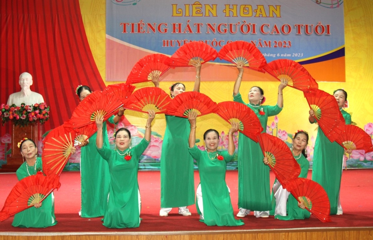 Tiết mục văn nghệ của NCT huyện Quốc Oai, TP Hà Nội