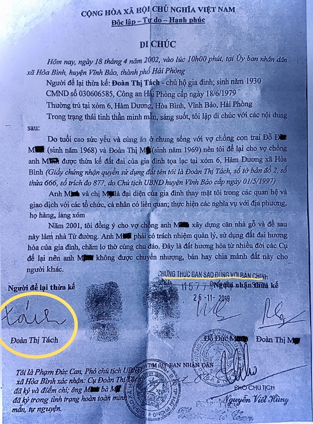 / Di chúc có chữ kí “bất thường” của Phó Chủ tịch UBND xã Bình Minh do ông M cung cấp.