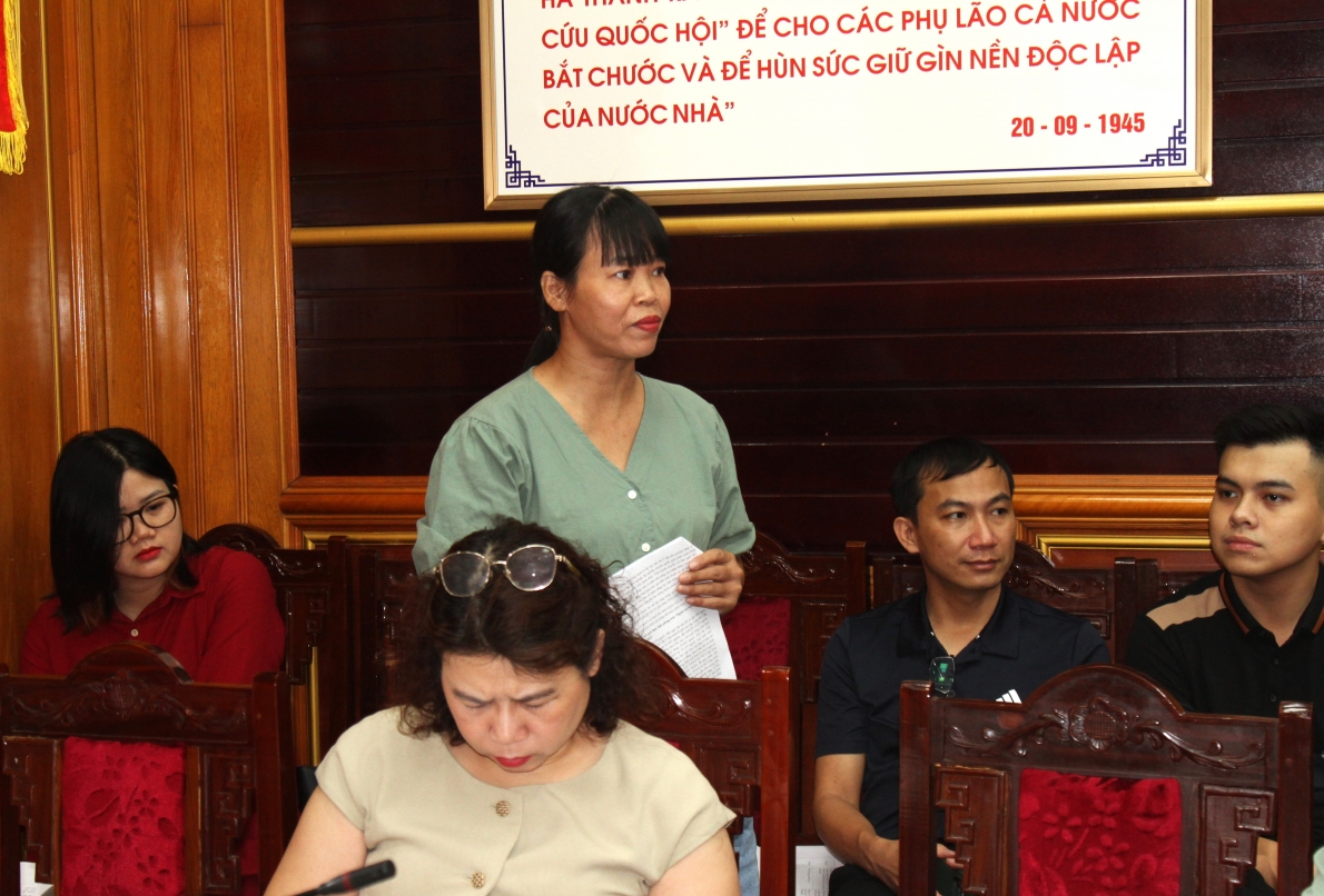 Phóng viên Báo Phụ nữ Việt Nam đặt câu hỏi