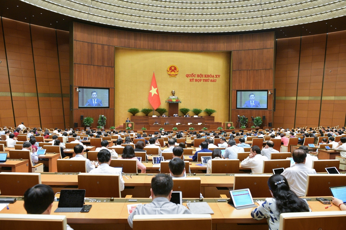 Bộ trưởng Nguyễn Văn Thắng trình  bày Tờ trình về dự án Luật Đường bộ