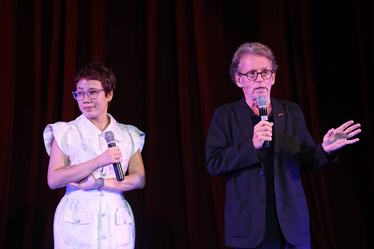 Nhà báo Trần Mai Anh và người sáng lập Quỹ phòng chống thương vong châu Á - Greig Craft