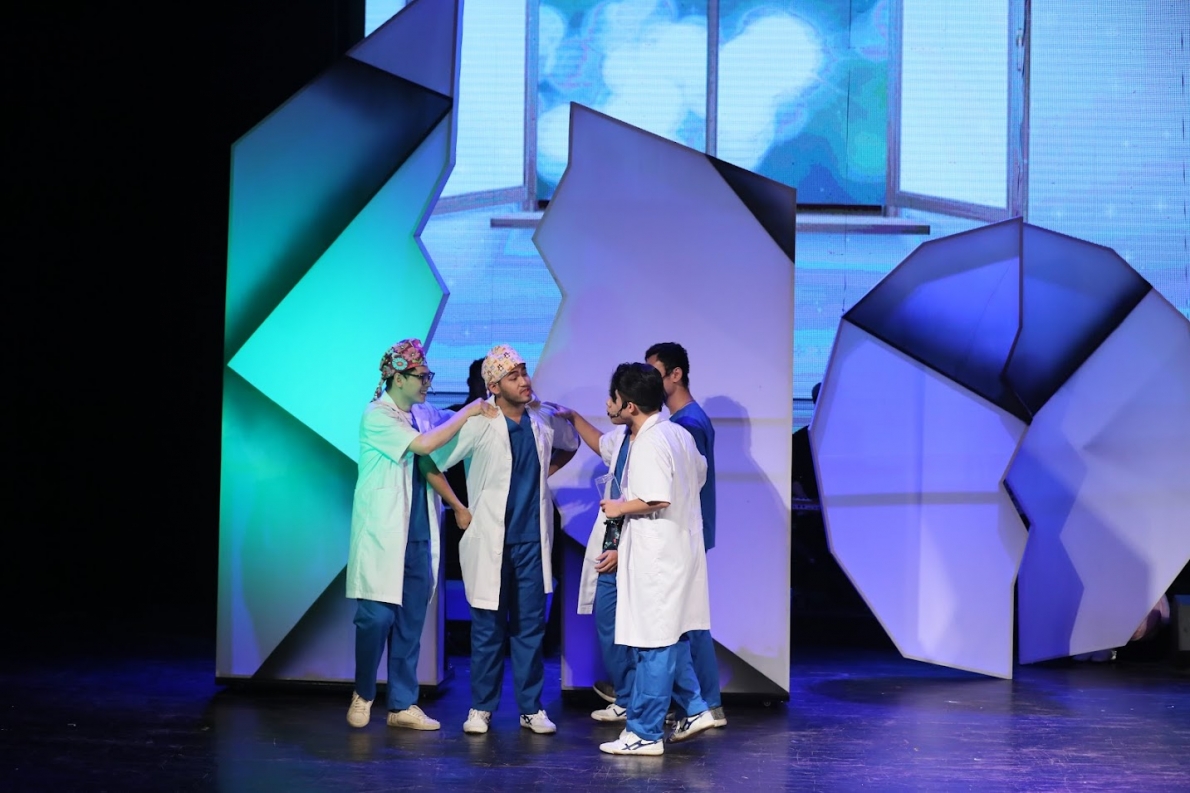 Đêm diễn còn tôn vinh hoạt động của các bác sĩ ngày đêm cứu giúp cho các em có hoàn cảnh đặc biệt