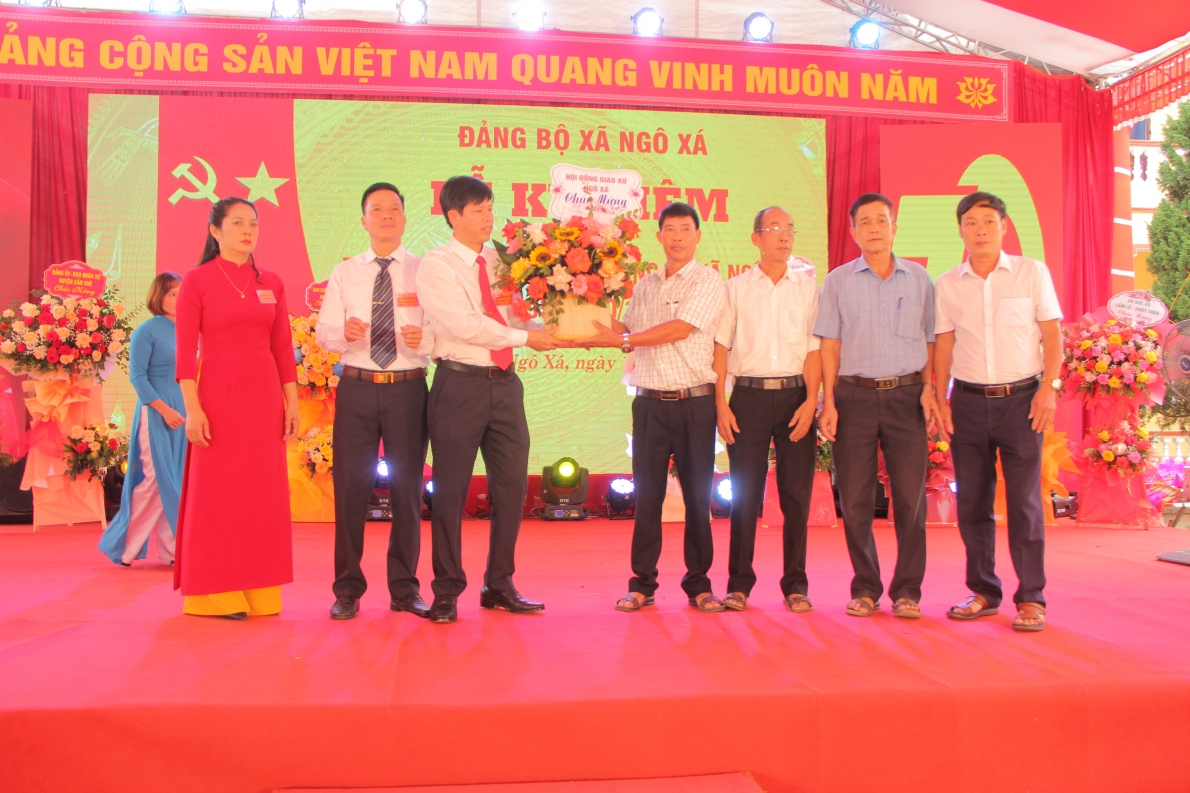 Từng bừng kỉ niệm 70 năm ngày thành lập Đảng bộ xã