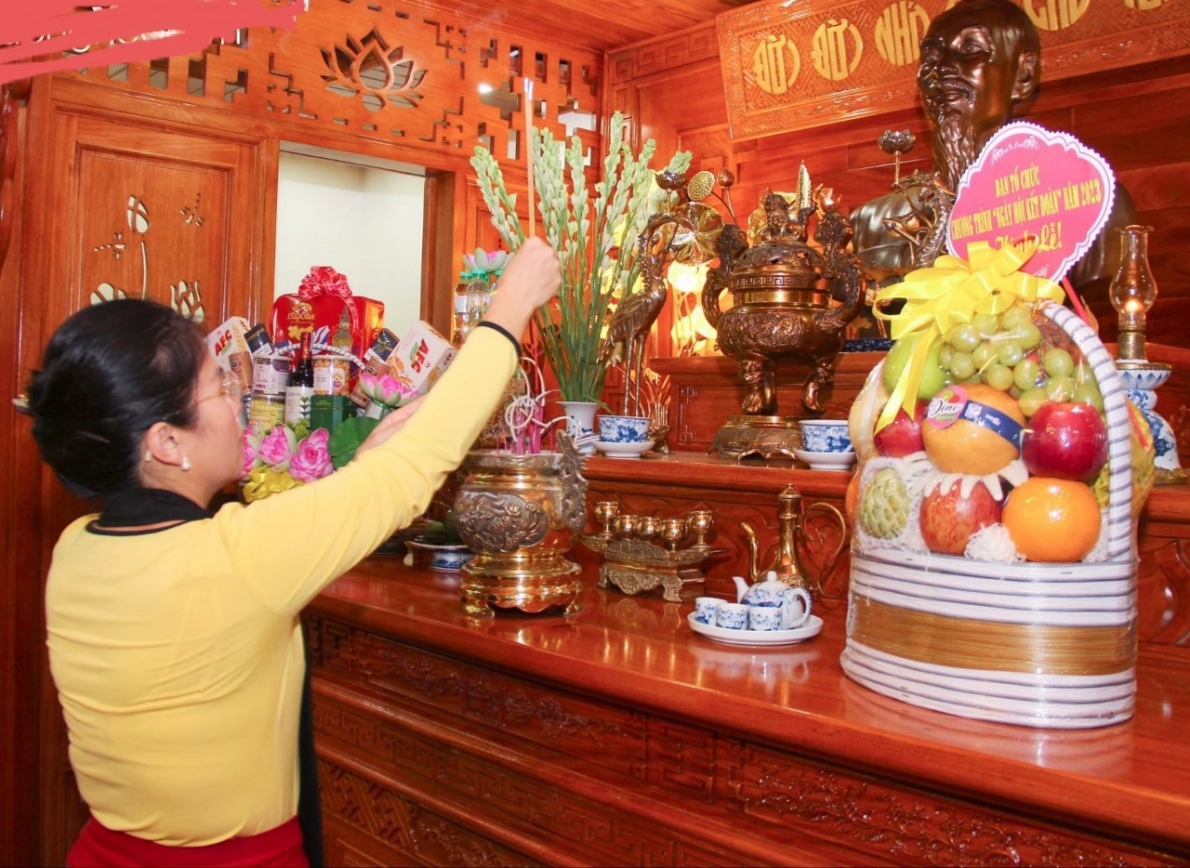 Ban Tổ chức Chương trình 'Ngày hội kết đoàn' tỉnh Nghệ An dâng hoa tưởng niệm Chủ tịch Hồ Chí Minh