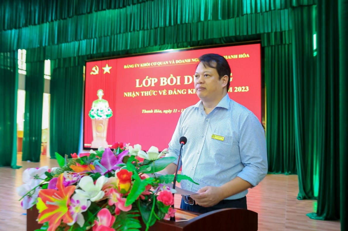 360 cán bộ giảng viên và sinh viên ưu tú tham gia lớp bồi dưỡng nhận thức về Đảng