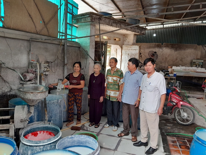 Ông Chu Quang Trọng (ngoài cùng phía phải) thường xuyên thăm hỏi, động viên hội viên NCT trong xã phát triển kinh tế gia đình, làm giàu chính đáng.