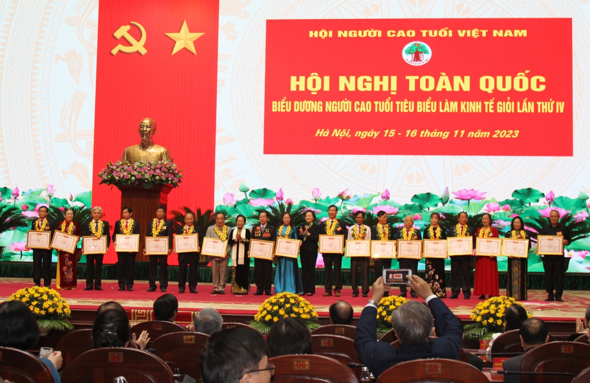 Trao Bằng khen Trung ương Hội cho các cá nhân NCT tiêu biểu làm kinh tế giỏi