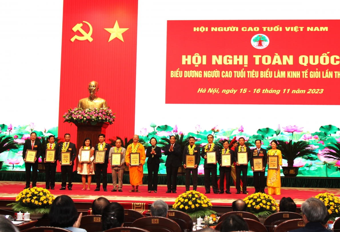 Trung ương Hội vinh danh các đơn vị, doanh nghiệp có nhiều đóng góp trong sự nghiệp bảo vệ, chăm sóc, phát huy vai trò NCT