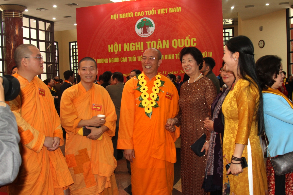 AHLĐ Cù Thị Hậu, Chủ tịch Hội NCT Việt Nam khóa IV với các đại biểu