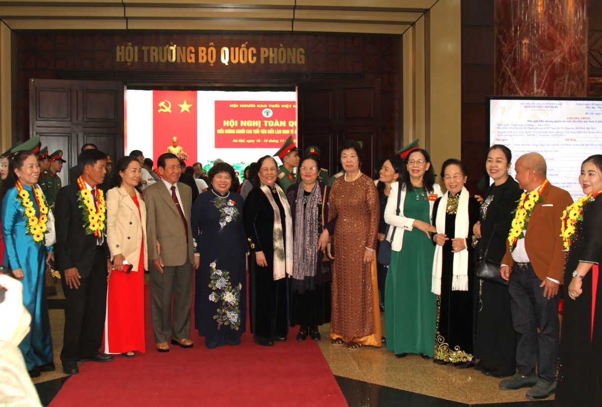 Các đại biểu gặp gỡ trong giờ giải lao