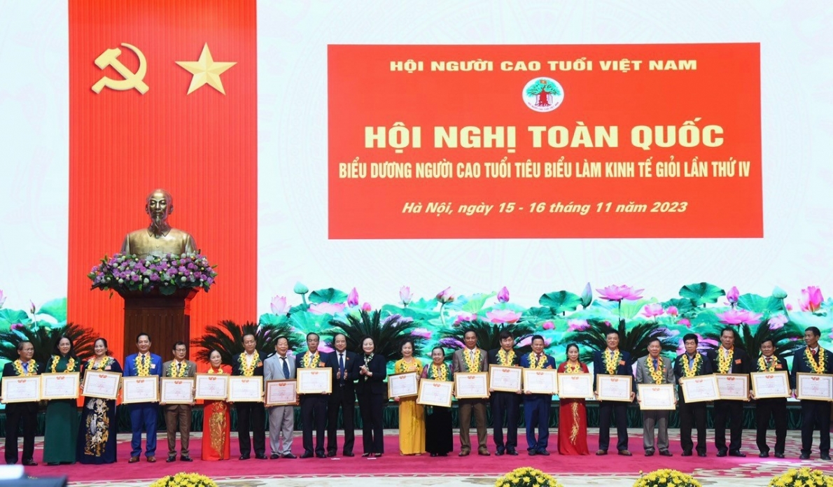 Trao Bằng khen Trung ương Hội cho các cá nhân NCT tiêu biểu làm kinh tế giỏi giai đoạn 2018-2023