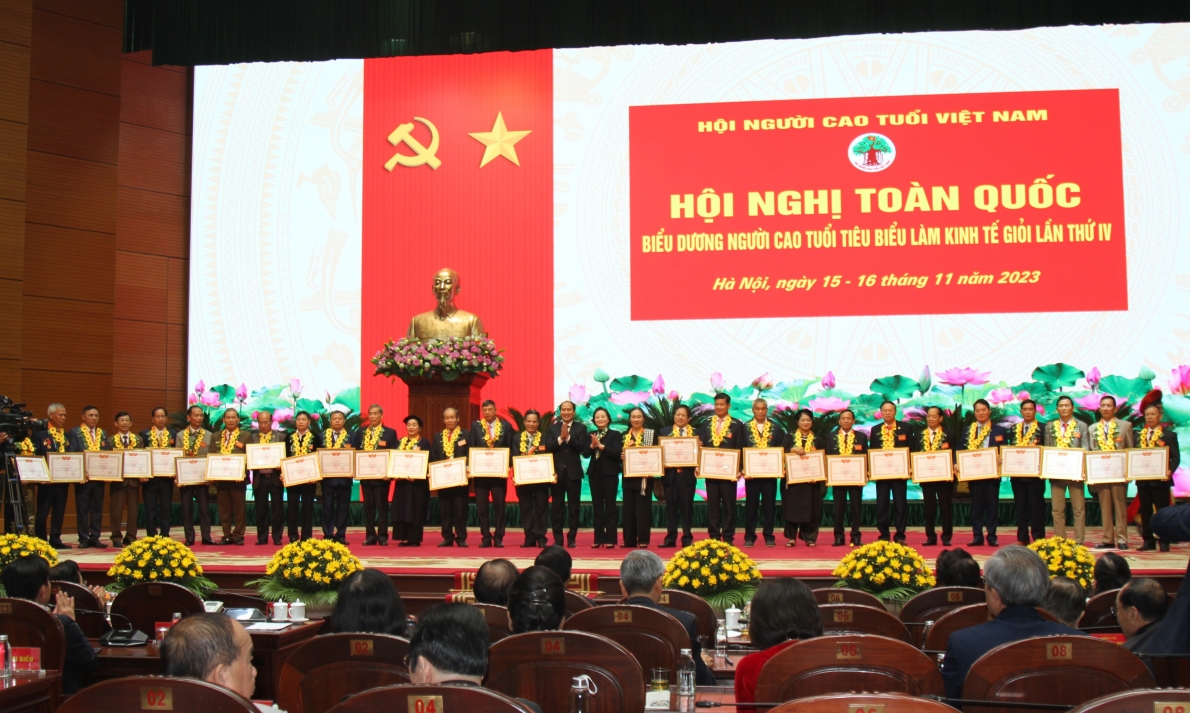 Trao Bằng khen Trung ương Hội cho các cá nhân xuất sắc