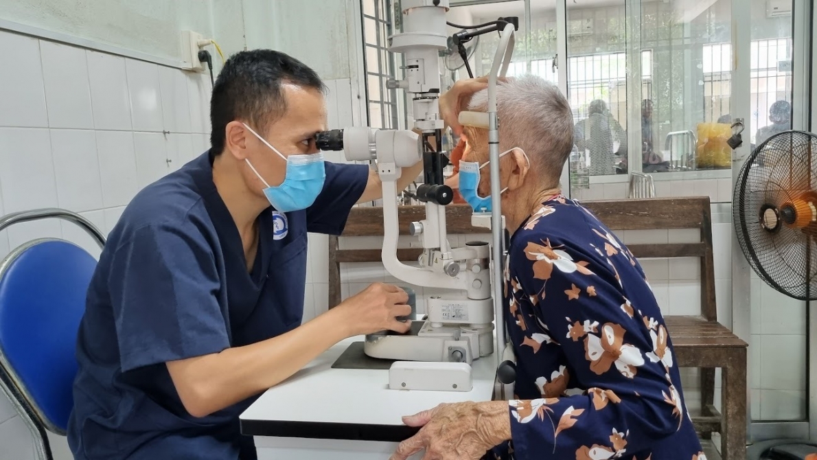 Khám mắt cho NCT tỉnh Quảng Nam