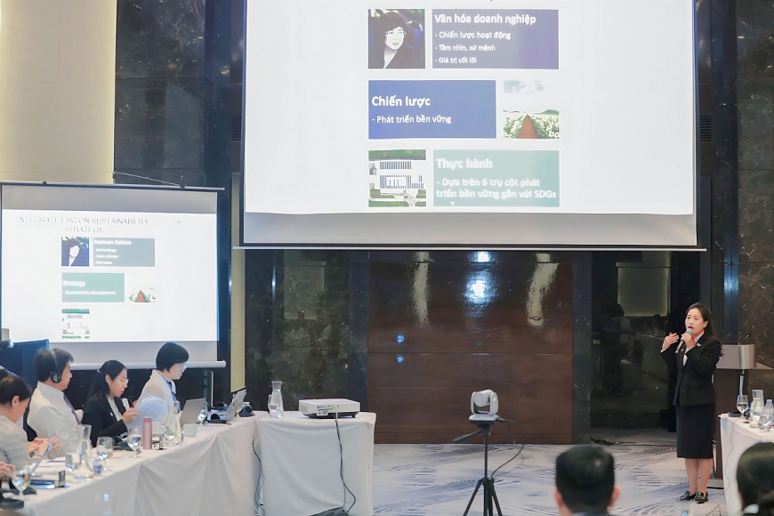 Bà Hoàng Thị Thanh Thủy, Giám đốc Phát triển bền vững Tập đoàn TH chia sẻ kinh nghiệm thực tiễn về ESG tại Diễn đàn