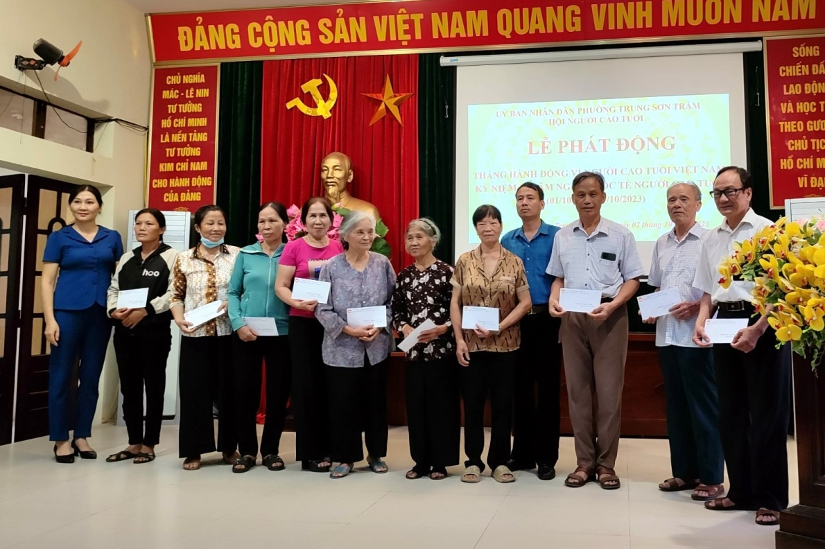 Tặng quà NCT hoàn cảnh khó khăn thị xã Sơn Tây, TP Hà Nội nhân Tháng hành động vì NCT Việt Nam năm 2023