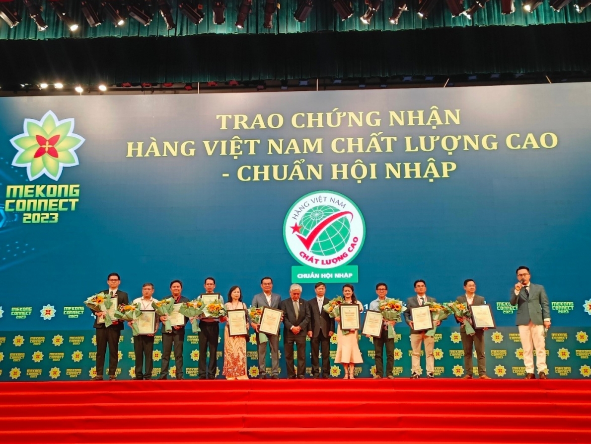 Công ty TNHH MTV Công nghệ cao Điện Quang: Đạt danh hiệu hàng Việt Nam chất lượng cao-Chuẩn hội nhập