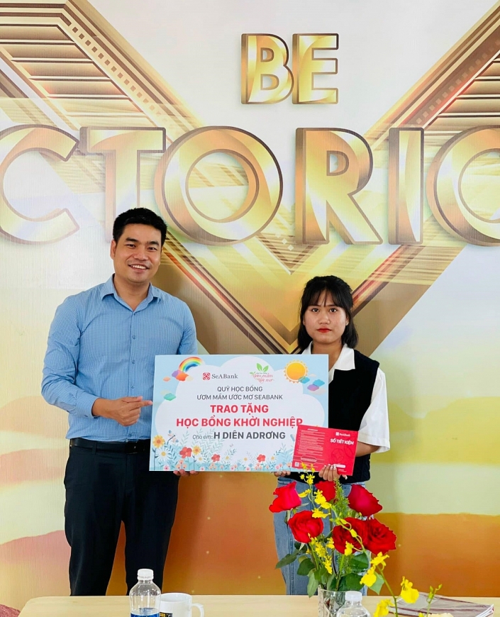 Sau 5 năm, em đã trở thành tân sinh viên Khoa Tài chính Ngân hàng - ĐH Tây Nguyên. H Diên A Đrơng bày tỏ sự biết ơn khi được SeABank tiếp thêm sức mạnh cho chặng hành trình mới
