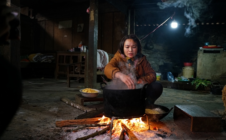 Cô giáo tại điểm trường Lùng Pủng, Hà Giang chuẩn bị bữa ăn cho các em học sinh