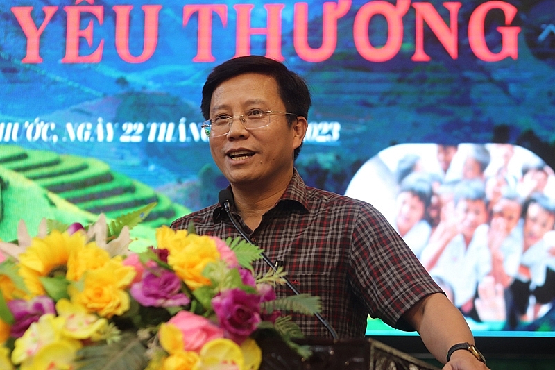 Chi hội Báo chí Trung ương tại Thanh Hoá trao quà cho trò nghèo vùng khó