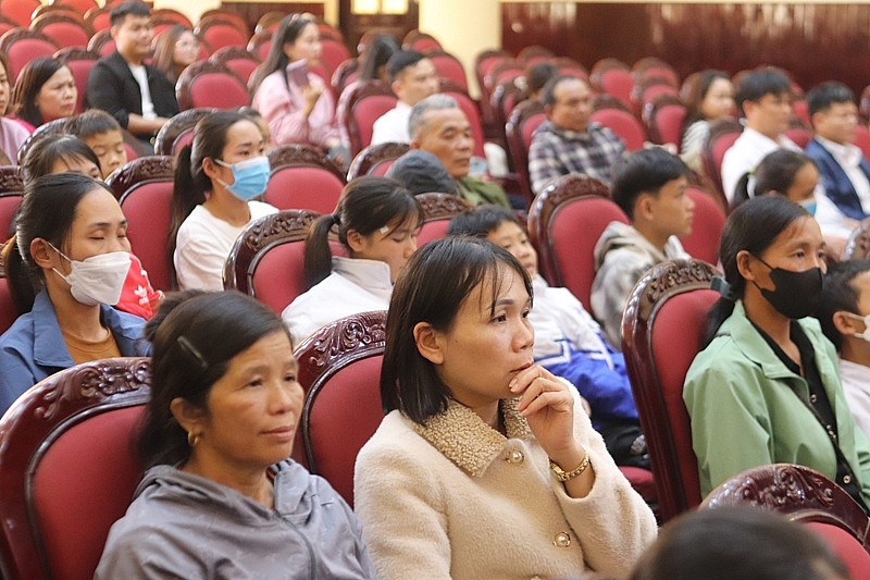 Chi hội Báo chí Trung ương tại Thanh Hoá trao quà cho trò nghèo vùng khó