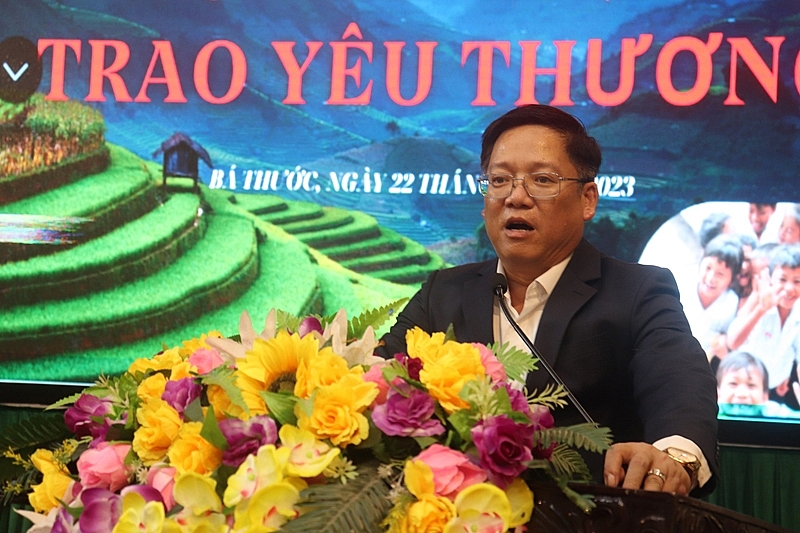 Chi hội Báo chí Trung ương tại Thanh Hoá trao quà cho trò nghèo vùng khó