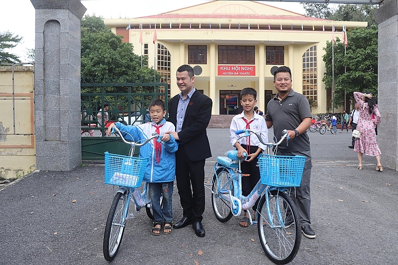 Chi hội Báo chí Trung ương tại Thanh Hoá trao quà cho trò nghèo vùng khó