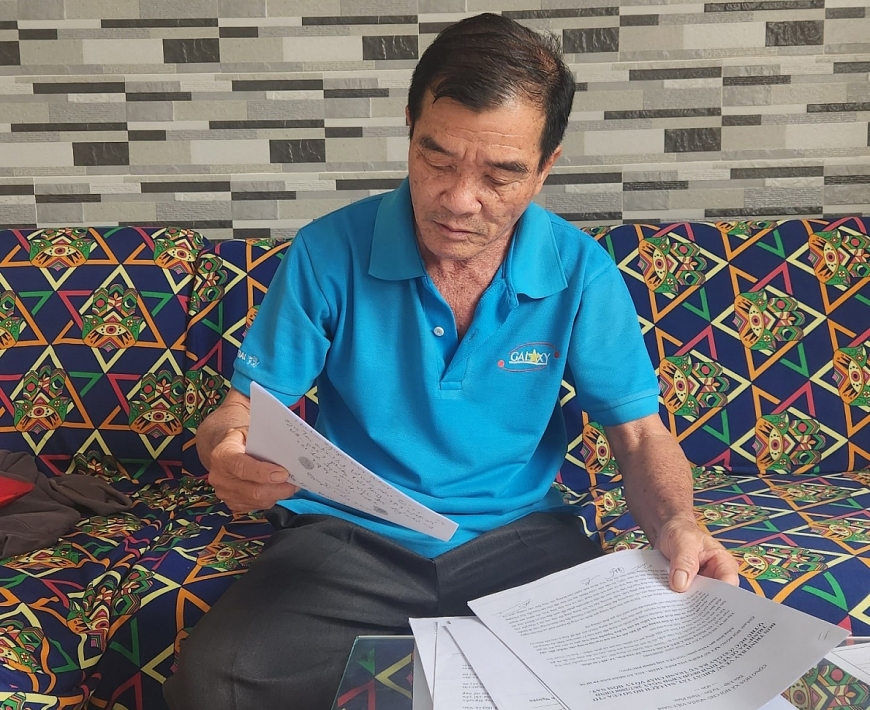 Ông Huỳnh Văn Ty chuẩn bị hồ sơ để trình bày vụ án.