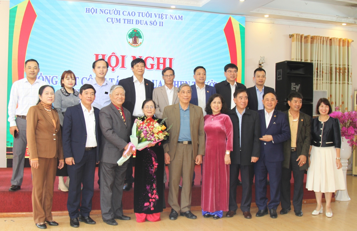 Các đại biểu chụp ảnh lưu niệm