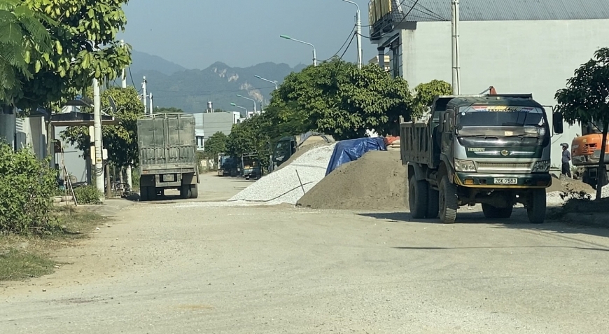 Khu vực để VLXD lấn chiếm đường đi.