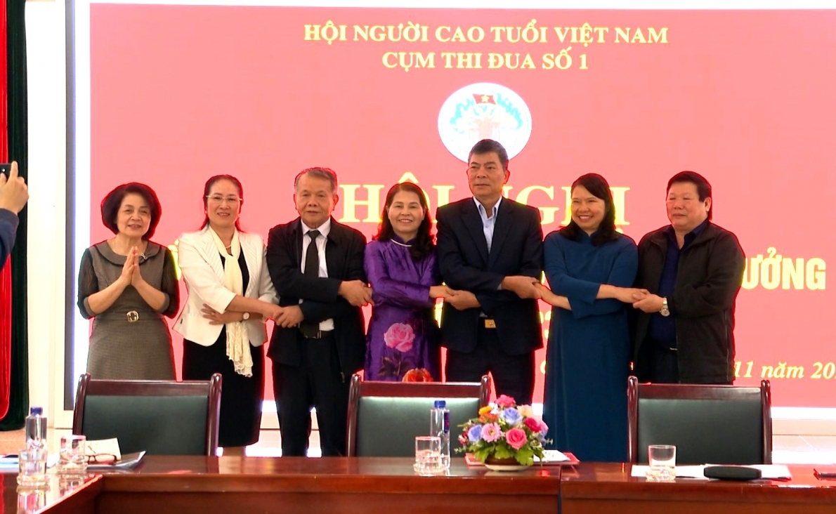 Hội NCT các tỉnh Cụm thi đua số I bắt tay biểu thị tinh thần đoàn kết