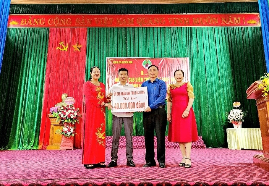 Ông Nguyễn Xuân Vượng trao tiền hỗ trợ vốn ban đầu của UBND tỉnh cho CLB LTHTGN xã Huyền Sơn, huyện Lục Nam