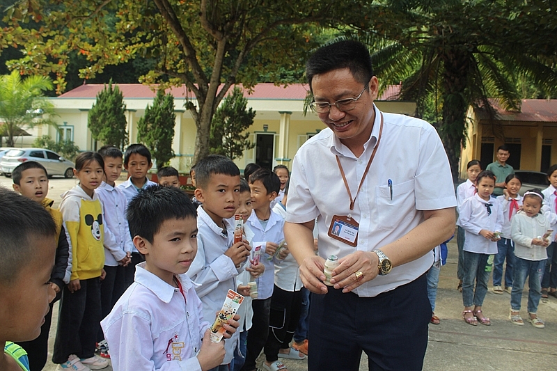 Trao máy tính cho học sinh trường vùng cao xứ Thanh