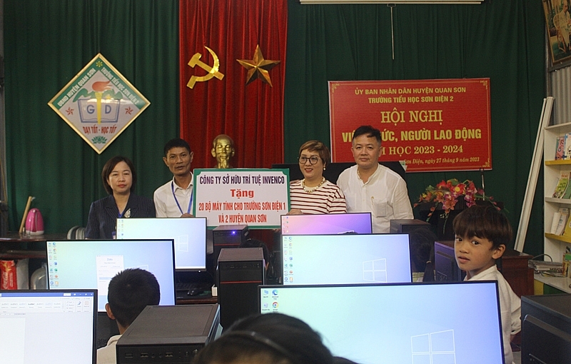 Trao máy tính cho học sinh trường vùng cao xứ Thanh