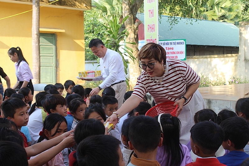 Trao máy tính cho học sinh trường vùng cao xứ Thanh