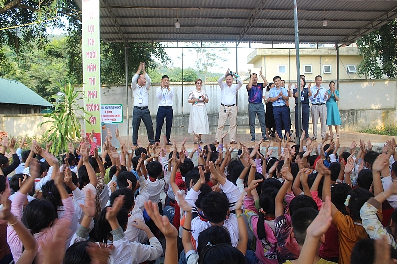 Trao máy tính cho học sinh trường vùng cao xứ Thanh