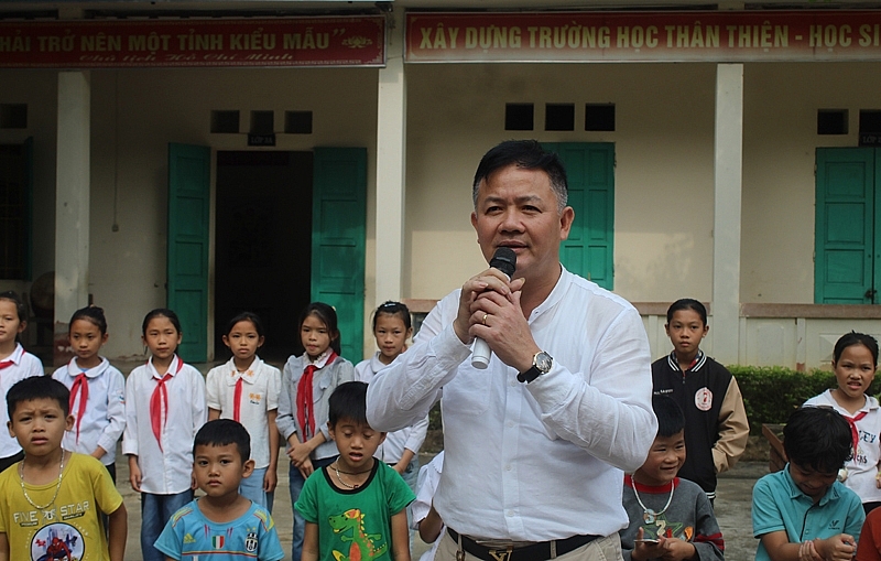 Trao máy tính cho học sinh trường vùng cao xứ Thanh