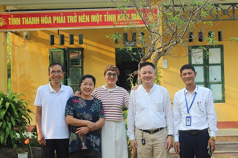 Trao máy tính cho học sinh trường vùng cao xứ Thanh