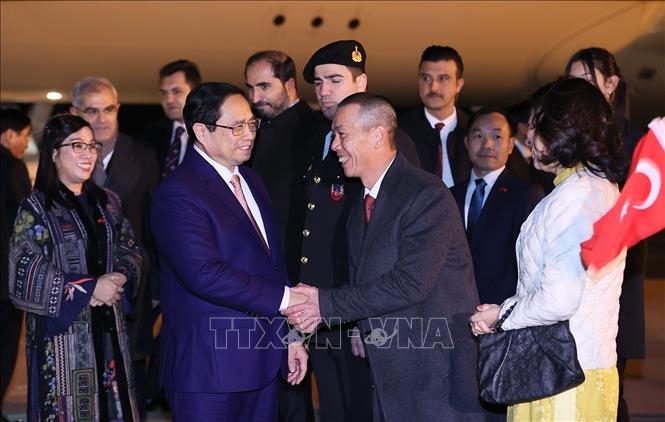 Cán bộ, nhân viên Đại sứ quán và cộng đồng người Việt Nam tại Thổ Nhĩ Kỳ đón Thủ tướng Phạm Minh Chính và Phu nhân tại sân bay Quốc tế Esenboga ở Thủ đô Ankara. Ảnh: Dương Giang/TTXVN